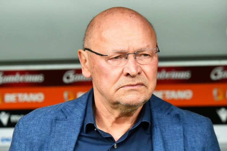 Il s’avère que nous ne pouvons pas faire tenir le jeu dans ces bus garés, s’est plaint Koubek