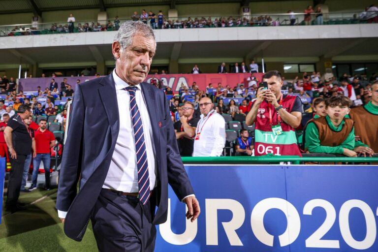Le candidat le plus sérieux à l’Euro semble prêt à perdre son entraîneur, Santos quittant la Pologne pour se rendre en Arabie Saoudite.