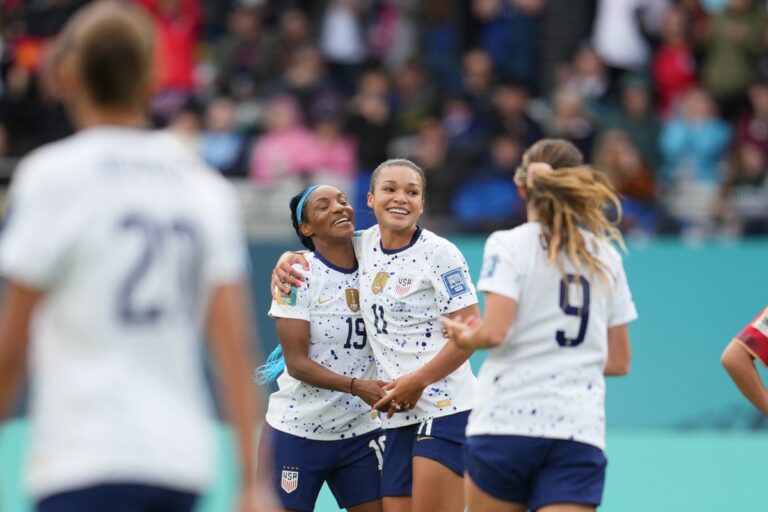 Les Etats-Unis, champions en titre, ont débuté la Coupe du monde par une victoire sur le Vietnam, tandis que l’Angleterre s’est imposée.