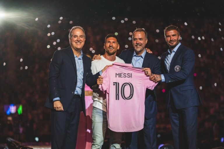 Les supporters de l’Inter Miami accueillent Messi dans un stade plein à craquer