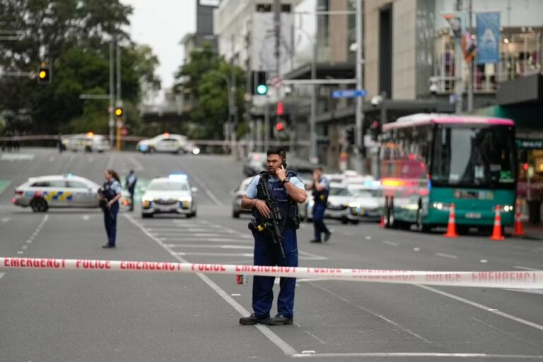 Une fusillade à Auckland fait trois victimes, la Coupe du monde de football féminin débute dans un contexte de sécurité renforcée