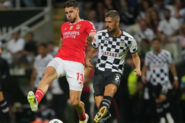 Début malheureux en championnat, Jurásek s’est blessé à la cheville et sera indisponible pendant trois à quatre semaines.