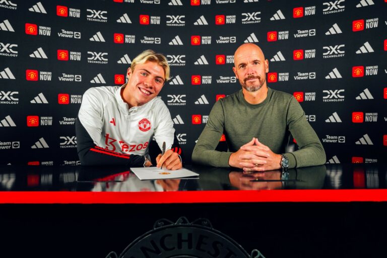 Höjlund devient officiellement la nouvelle recrue de United, le club ayant engagé le Danois jusqu’en 2028.