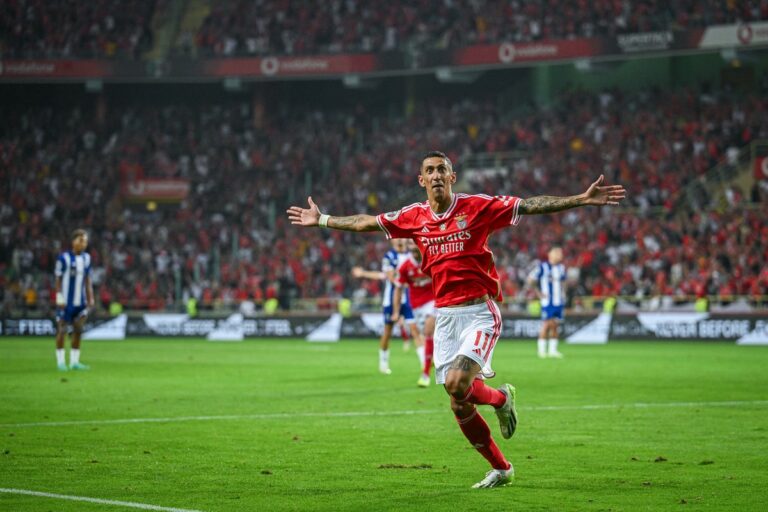 Jurásek célèbre le début de l’engagement. Di María et Musa ont tiré la Super Coupe pour Benfica