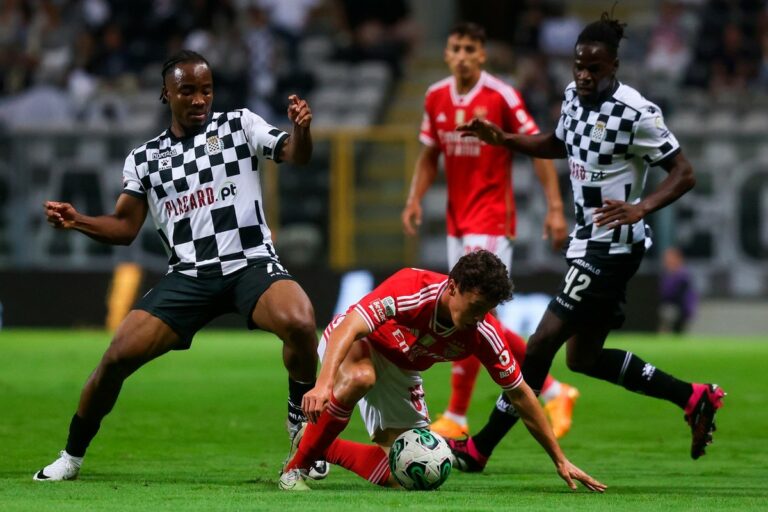 Jurásek fait des débuts ratés en championnat, Benfica est battu par les buts du Slovaque Božnánek