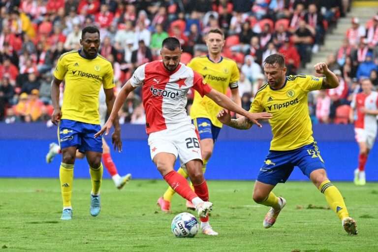 La pelouse n’a pas pris racine, Slavia le remplacera. Tvrdík a également fait allusion à une modification des règles d’exploitation du stade