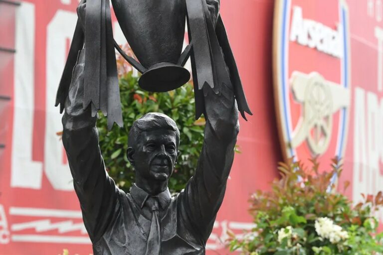 La sixième statue se trouve devant l’Emirates Stadium. Arsenal rend hommage au légendaire Wenger