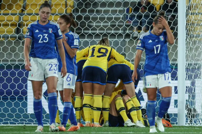 Les Italiens ont été battus par les Suédois, qui se sont qualifiés pour les huitièmes de finale. La France bat le Brésil
