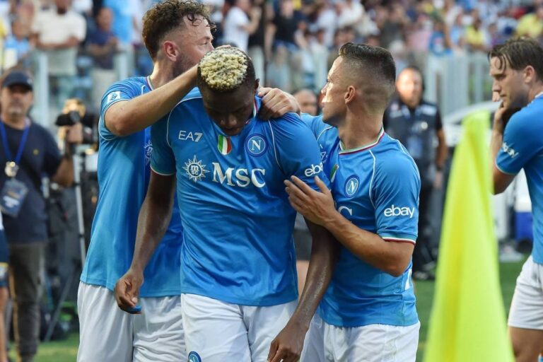 Naples a dû renverser la vapeur face au nouveau venu, deux buts d’Osmihen assurant la victoire. Martínez a offert à Monza