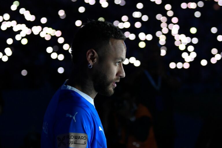 Neymar risque d’être absent pendant au moins quatre semaines et de ne pas pouvoir jouer en équipe nationale