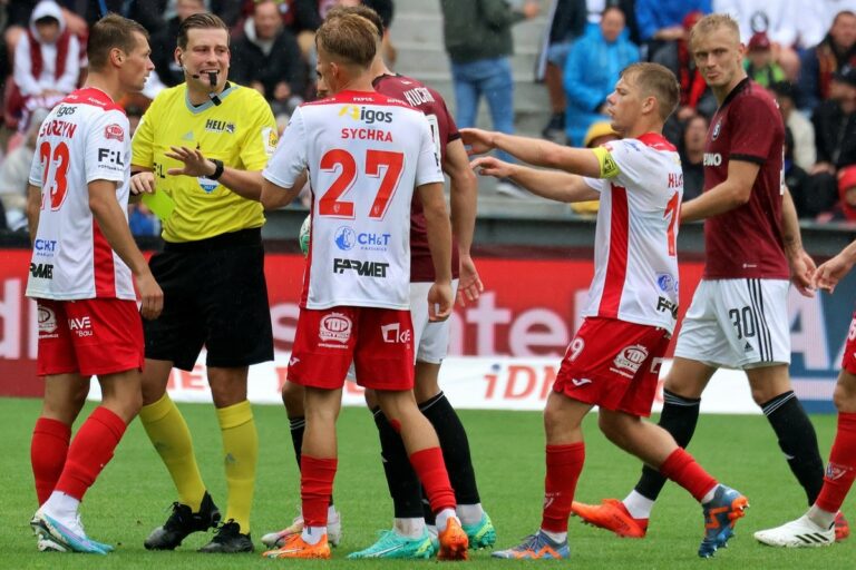 Pardubice aurait dû tirer un penalty et Kairinen n’aurait pas dû terminer le match. Les arbitres ont également commis des erreurs à Hradec