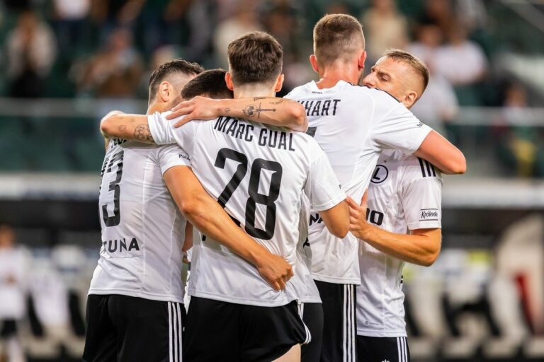 Pekhart est en forme, il a de nouveau marqué dans le championnat polonais et a aidé le Legia à battre Chorzów.