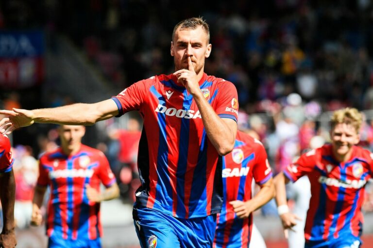 Plzeň a remporté sa première victoire de la saison, Kozak a marqué trois points pour les Kangaroos.