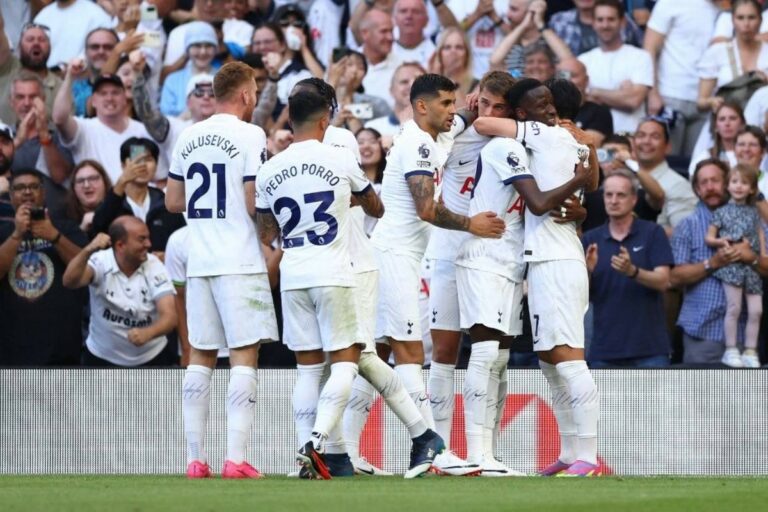 Tottenham a surpris Manchester United en seconde période. Álvarez fait triompher City contre Newcastle