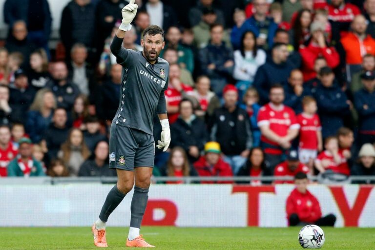 Un retour de conte de fées, un adieu amer. Le gardien de Wrexham Ben Foster prend sa retraite pour la deuxième fois