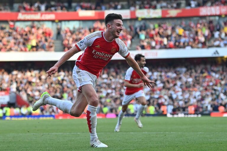 Arsenal a battu Manchester United, Rice a marqué dans la foulée. Liverpool célèbre également la victoire