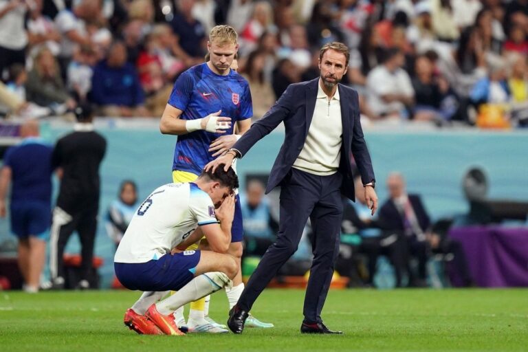 Blague à part. Je n’ai jamais vu un tel traitement, défend Southgate après le but contre son camp critiqué par Maguire.