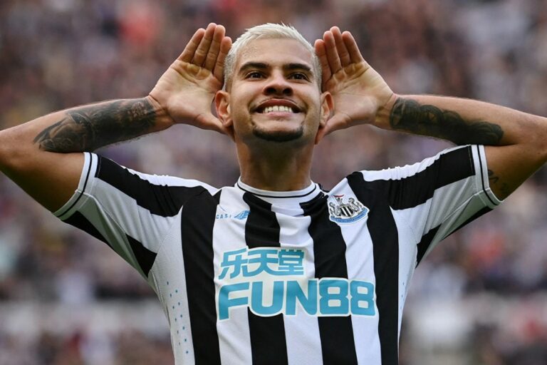Bruno Guimarães va coûter cher aux acheteurs. Le Brésilien a signé un nouveau contrat avec Newcastle.