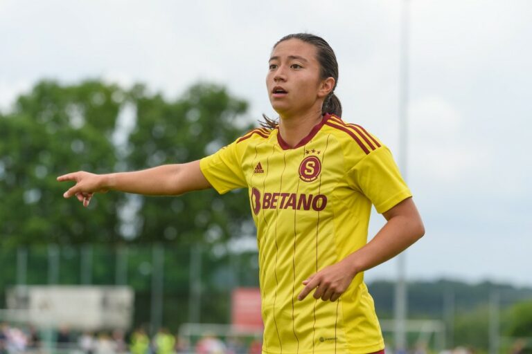 Elle s’est renseignée sur la République tchèque, puis a décidé de se lancer dans le derby. Spartan Chang ne parle pas seulement des obstacles du football féminin