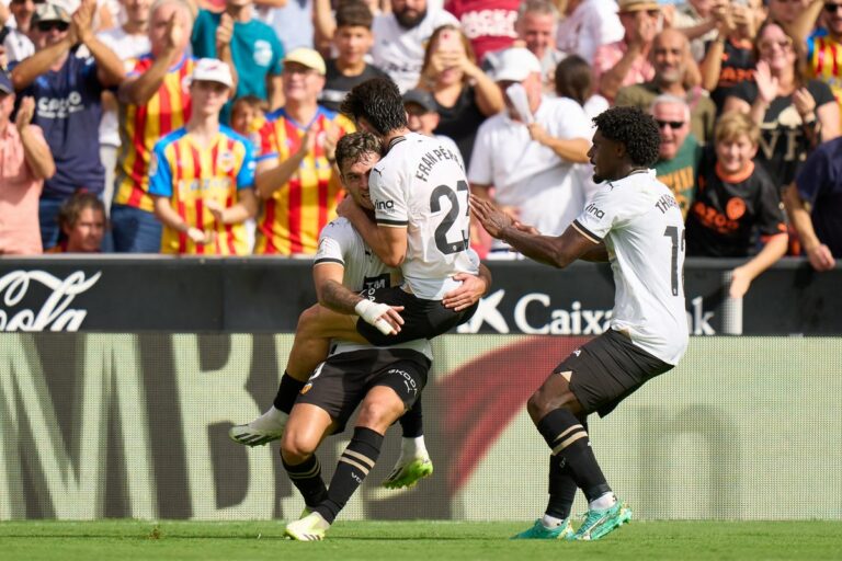 L’Atlético s’est incliné pour la première fois de la saison, Valence a trouvé une recette après neuf ans. Barcelone en fête