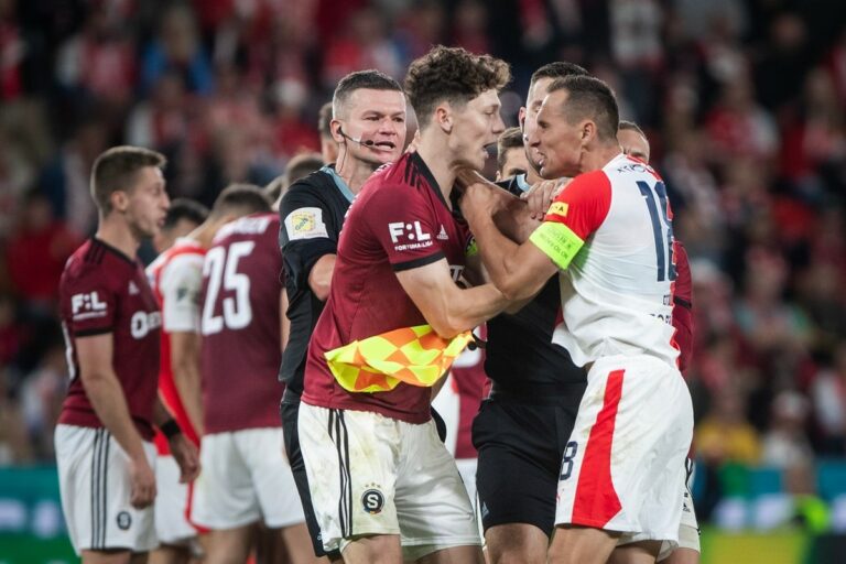 La commission de discipline a prononcé les sanctions. Bořil manquera quatre matches, Krejčí deux