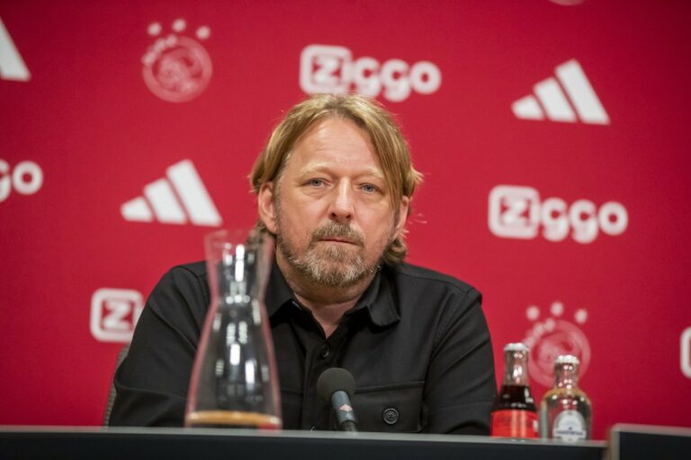 La crise de l’Ajax n’est pas terminée. Après un match nul et vierge contre le Feyenoord, le directeur sportif Mislintat a démissionné.