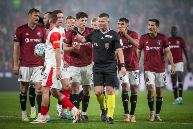 Le Slavia n’aime pas la déclaration de la commission des arbitres de la FAČR : les arbitres n’ont pas géré le derby.