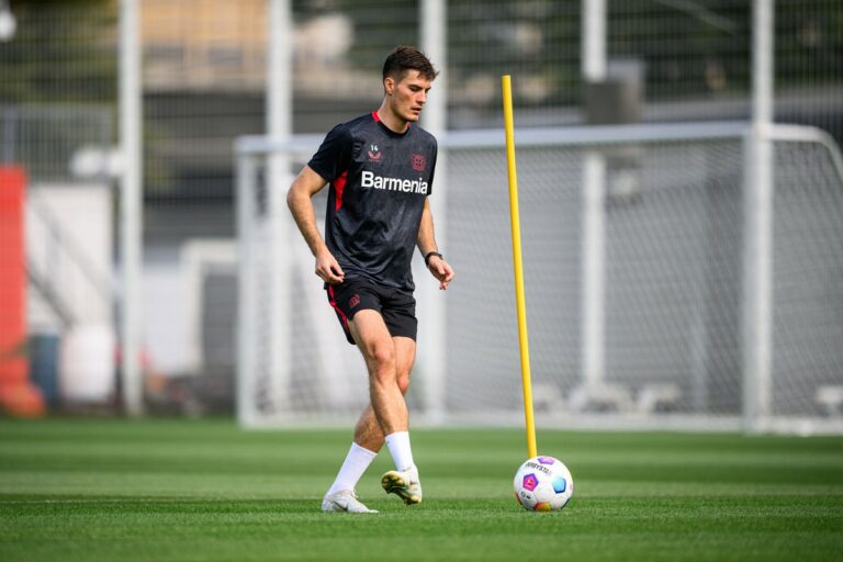 L’odyssée de Schick touche à sa fin. L’attaquant de Leverkusen s’entraîne déjà avec le ballon.