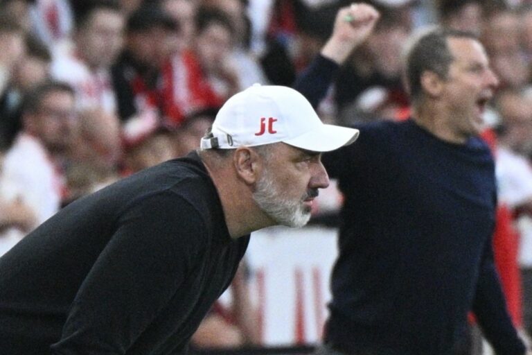 Pourquoi cette guerre ? Je ne sais pas, nous voulons jouer au football, a déclaré Trpišovský, déçu.