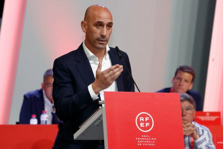 Rubiales démissionne de son poste de président de la fédération espagnole suite à une affaire de baisers