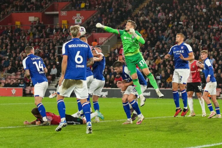 SIX : Le gardien Hladky à l’épreuve de l’Angleterre, Nosková dans un duel de générations et une chance contre l’Ajax