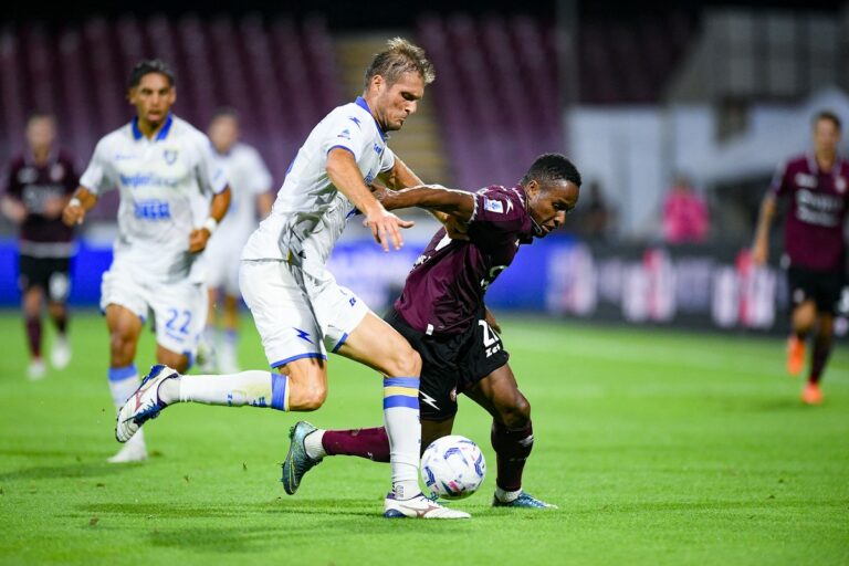 Salernitana est toujours en attente d’une victoire, Frosinone a encore marqué. Lecce bat le Genoa et termine deuxième