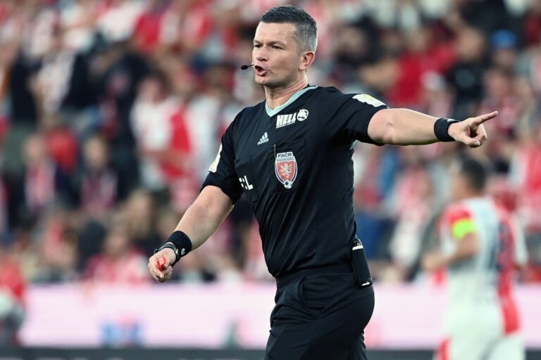Selon la Commission des arbitres, le juge Szikszay a résisté au derby, mais il aurait dû exclure Preciado.