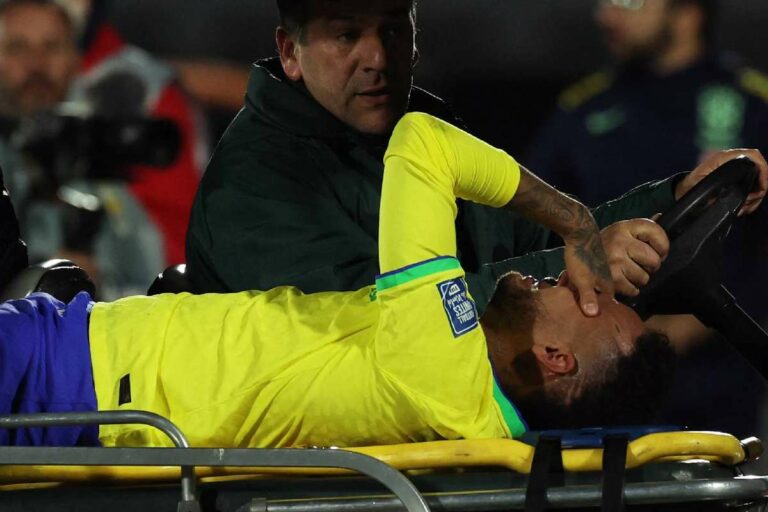 Il a quitté le terrain en larmes et en fauteuil roulant. Neymar se blesse au genou, la durée de l’absence n’est pas claire