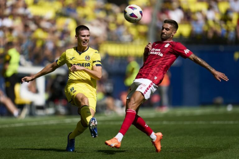 La ligne offensive de Las Palmas est interrompue par un défenseur. L’Atlético sauvé par un penalty, le Betis et Barcelone perdus