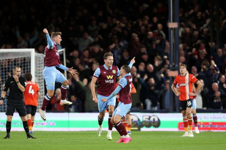 Le choc des nouveaux venus attriste les supporters de Luton, Burnley marque pour la première fois de la saison