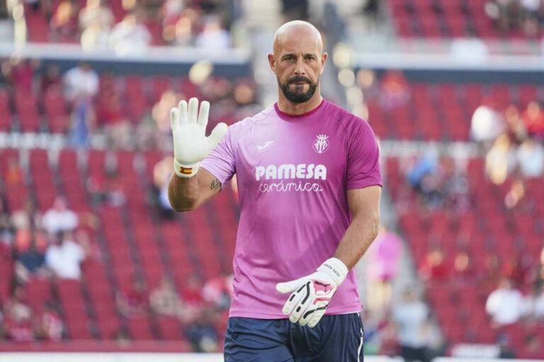Le gardien Reina ne pense pas encore à la retraite. Le club décidera, dit le vétéran de Villarreal.