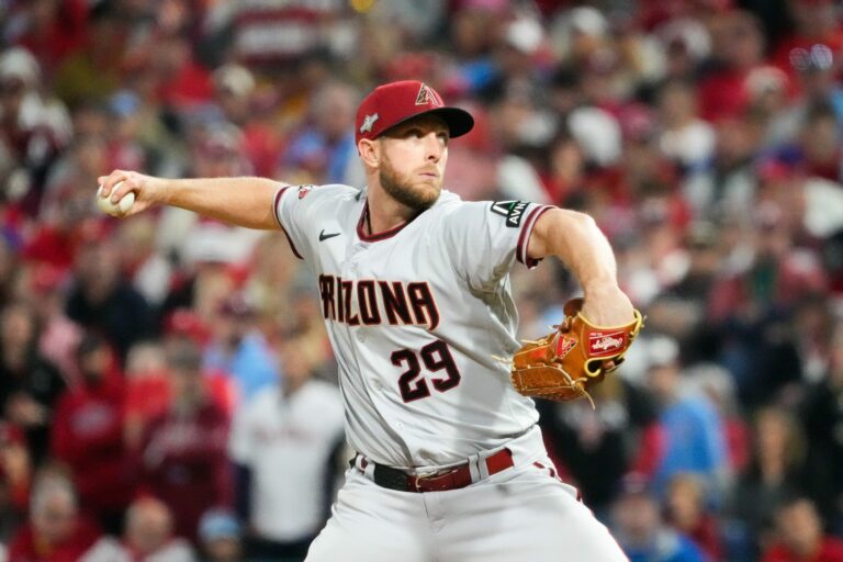 Série mondiale : Kelly déchaîné aide les Diamondbacks à battre les Rangers dans le deuxième match