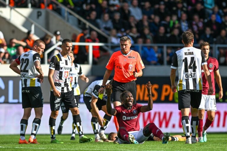 Olatunji a été incorrectement expulsé à Hradec, Slavia n’aurait pas dû tirer un penalty selon la commission des arbitres
