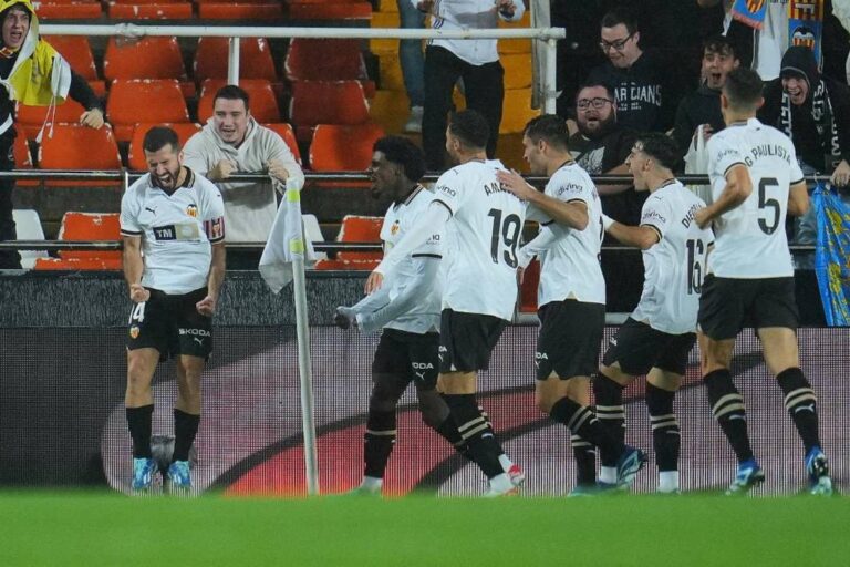 Valence met fin à une série de quatre matches sans victoire contre Cadix et remonte à la huitième place