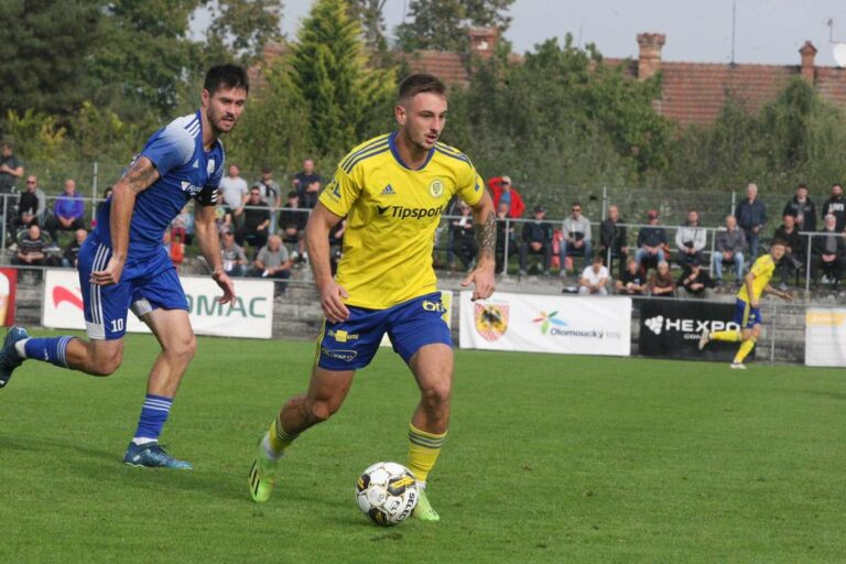 Vukadinovic a marqué pour Zlín. Les Bohemians ont envoyé deux triplés, Sigma Fortelný