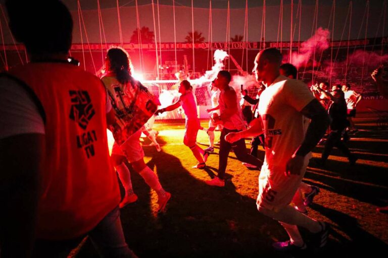 Célébrer un championnat sur le terrain d’un rival ? Pas question. Universitario a délibérément éteint les lumières