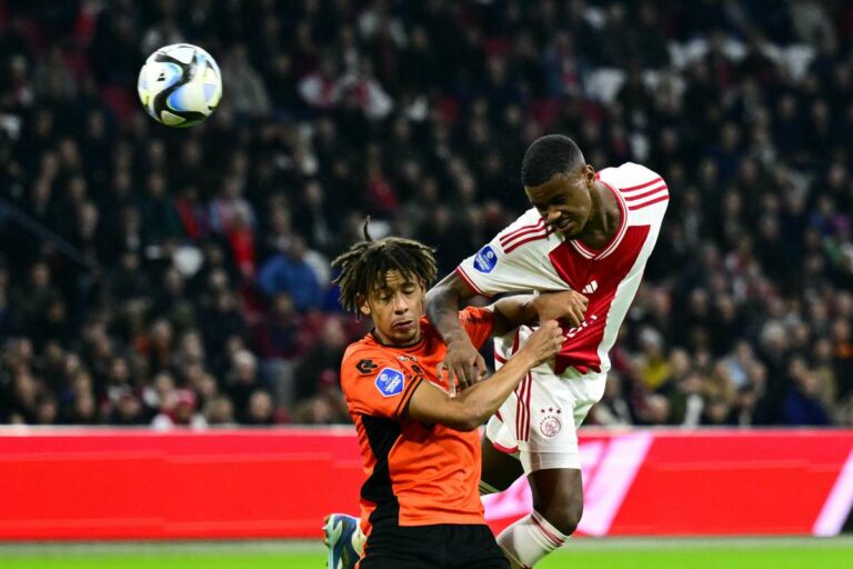 Enfin une victoire. L’Ajax, avec un nouvel entraîneur, remporte son premier succès depuis le mois d’août et ce ne sera pas le dernier.