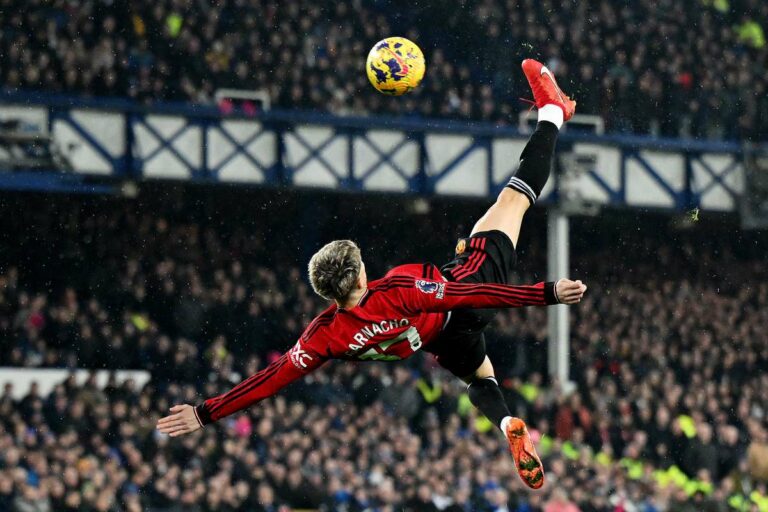 FOOTBALL WEEKEND ONLINE : Garnacho fait un clin d’œil à Rooney. Kadeřábek fait la passe pour le but.