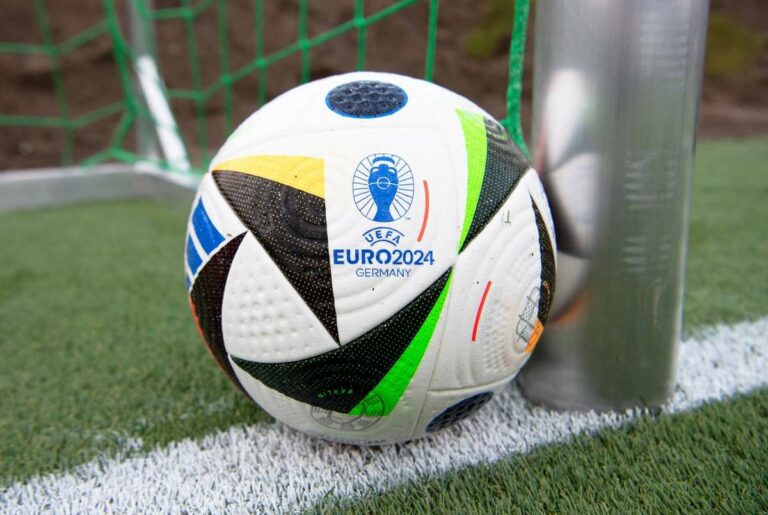 Les Allemands dévoilent le ballon de l’Euro à Berlin. Toutes les villes hôtes y sont représentées.
