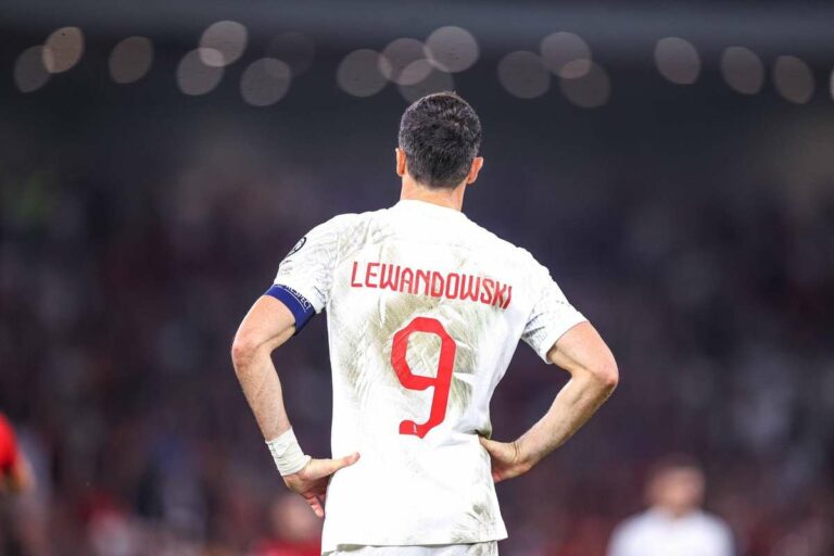 Les Polonais construisent déjà leur équipe pour l’Euro 2028. Lewandowski ? Les gens ne le croient pas, il n’est plus un héros, dit un journaliste