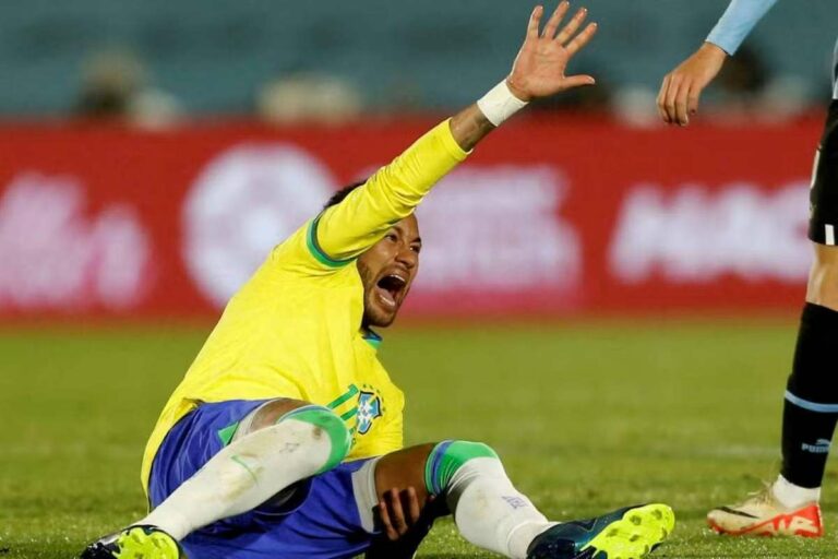 Neymar réagit bien au traitement. Il suit nos recommandations, ce qui plaît aux médecins de l’équipe nationale brésilienne.