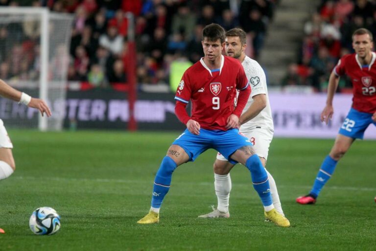 Nous irons en Pologne pour prendre trois points, dit Hložek, qui fait l’éloge de Lewandowski