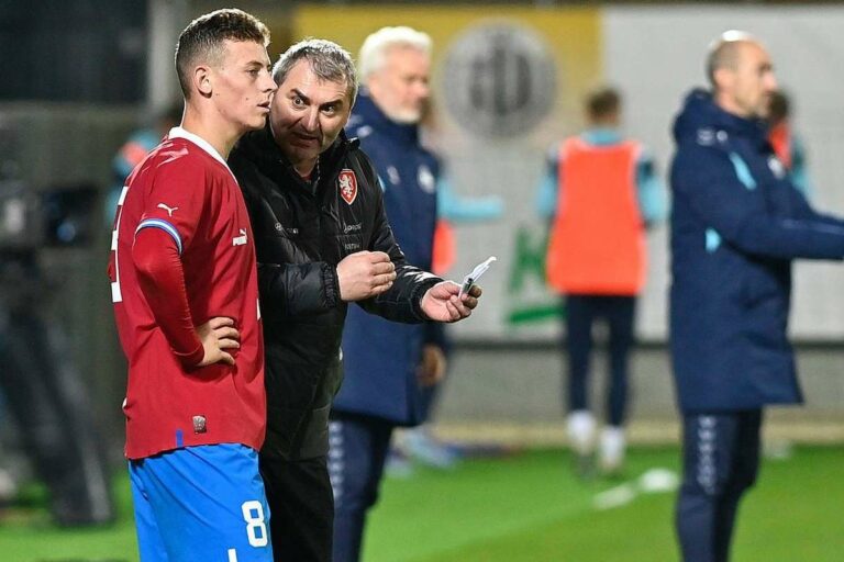 Seuls neuf des 23 joueurs nommés ont été titularisés ce week-end, se plaint l’entraîneur Suchopárek.