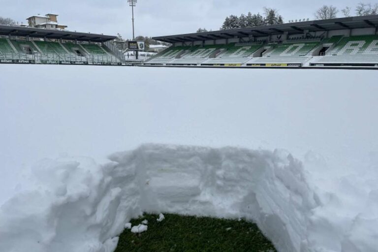 Un demi-mètre de neige sur le terrain. De fortes gelées ont annulé le programme de football en Bulgarie